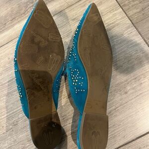 Pretty ballerina mules with a pointed toe